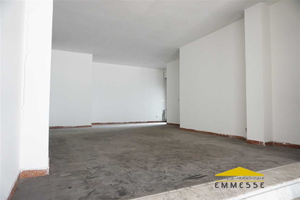 locale commerciale in vendita a Carrara in zona Avenza