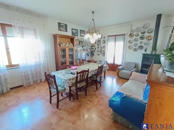 casa indipendente in vendita a Carrara in zona Avenza