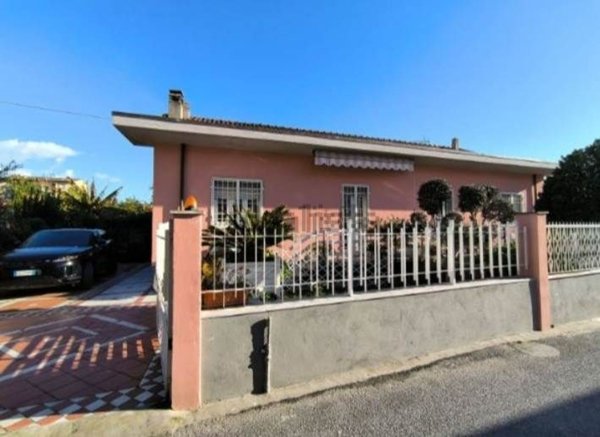 casa semindipendente in vendita a Carrara in zona Avenza