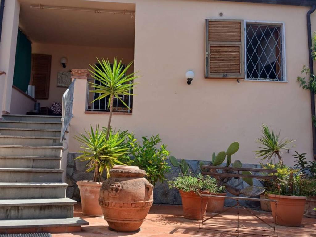 casa indipendente in vendita a Carrara in zona Sant'Antonio