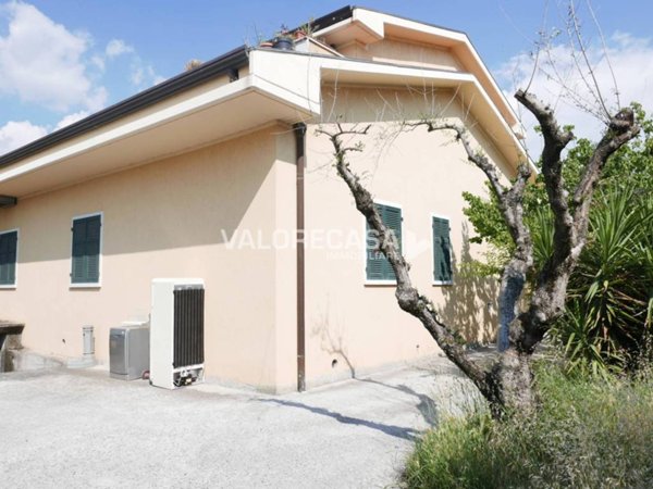 casa indipendente in vendita a Carrara in zona Avenza
