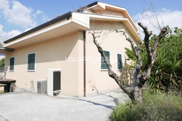 appartamento in vendita a Carrara in zona Avenza