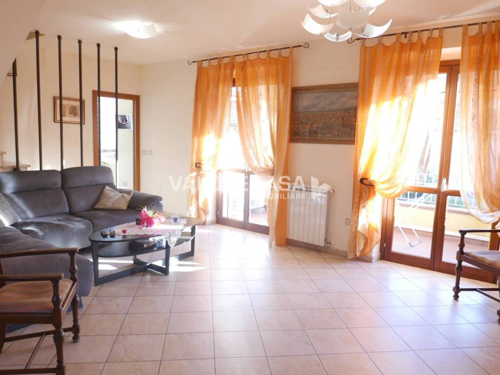 casa indipendente in vendita a Carrara in zona Avenza