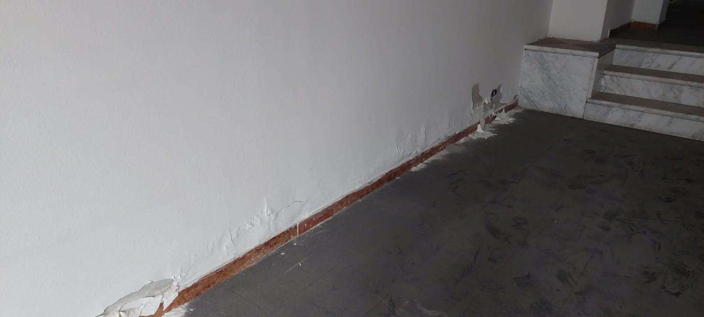 locale commerciale in vendita a Carrara in zona Avenza