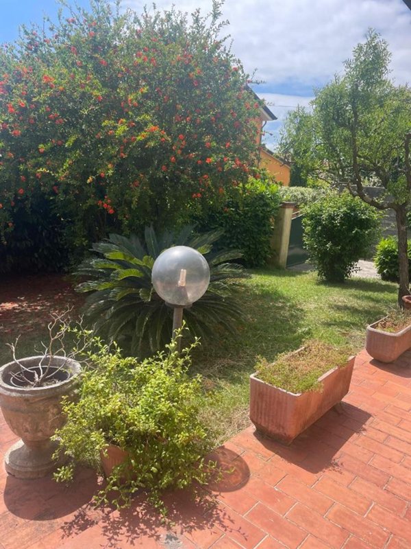 casa indipendente in vendita a Carrara in zona Marina di Carrara