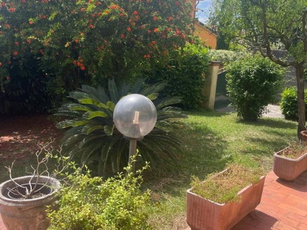 casa indipendente in vendita a Carrara in zona Marina di Carrara