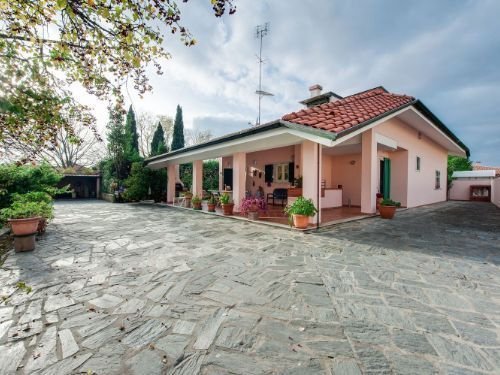 casa indipendente in vendita a Carrara