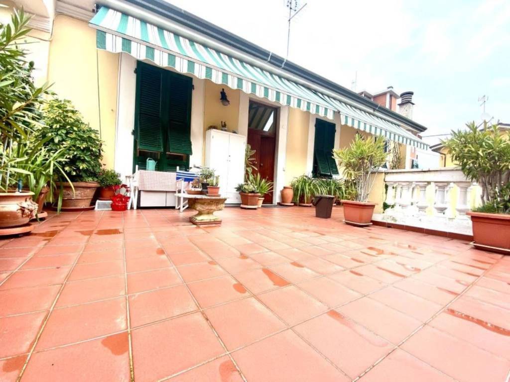 casa indipendente in vendita a Carrara in zona Avenza