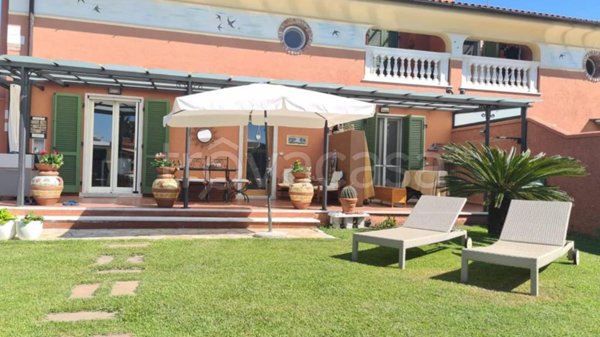 casa indipendente in vendita a Carrara in zona Marina di Carrara