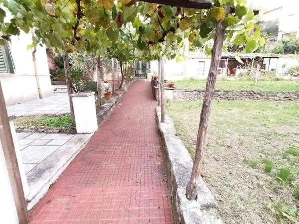 casa indipendente in vendita a Carrara in zona Centro Città