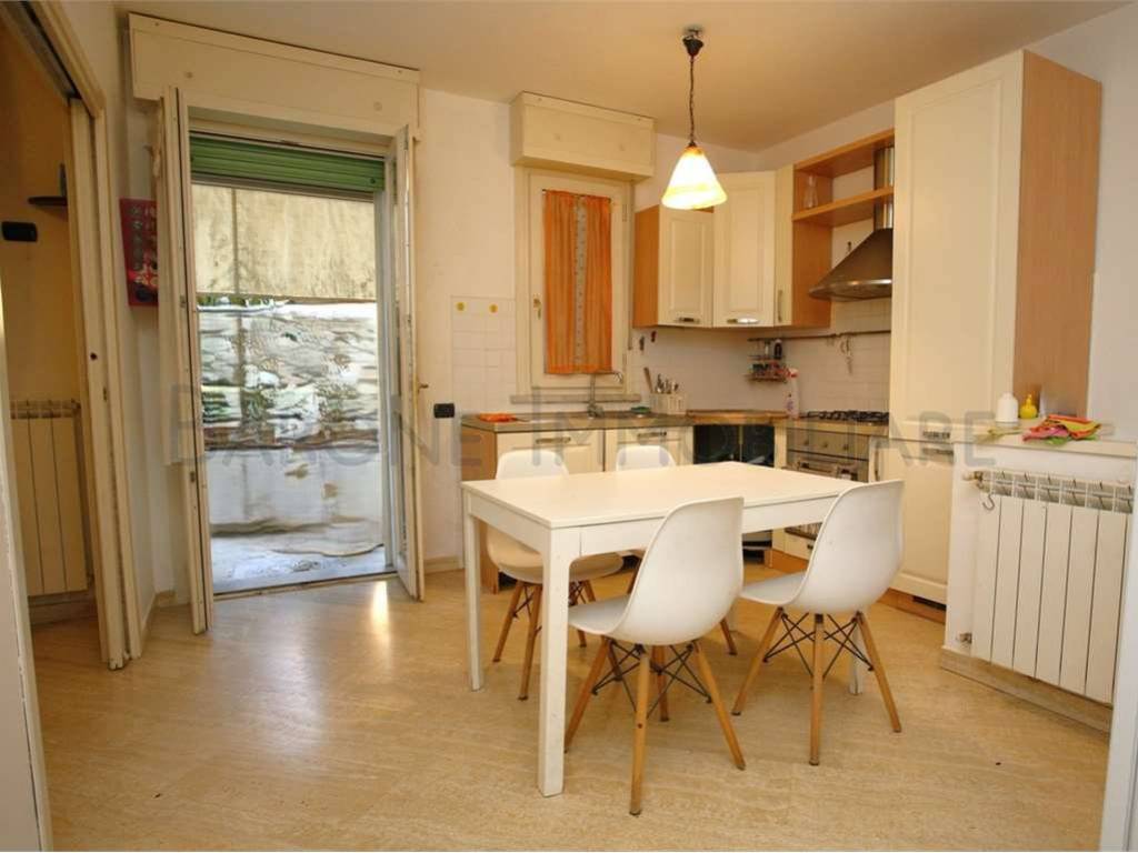 appartamento in vendita a Carrara in zona Battilana