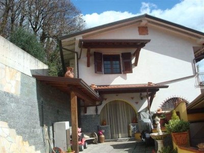 casa indipendente in vendita a Carrara