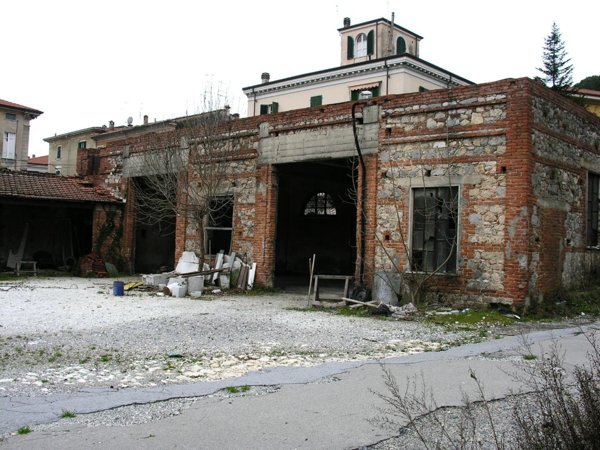 locale di sgombero in vendita a Carrara