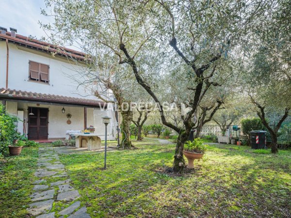 casa indipendente in vendita a Carrara in zona Sant'Antonio