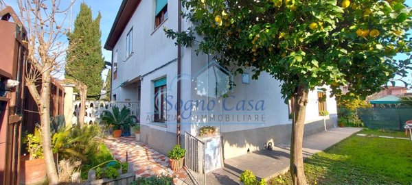 casa indipendente in vendita a Carrara in zona Avenza