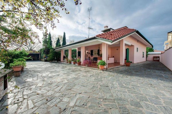 casa indipendente in vendita a Carrara in zona Avenza