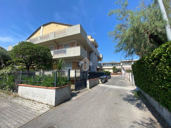 appartamento in vendita a Carrara in zona Marina di Carrara