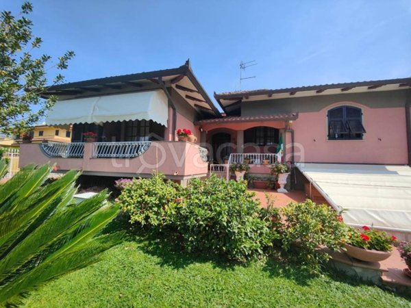 casa indipendente in vendita a Carrara in zona Fossone