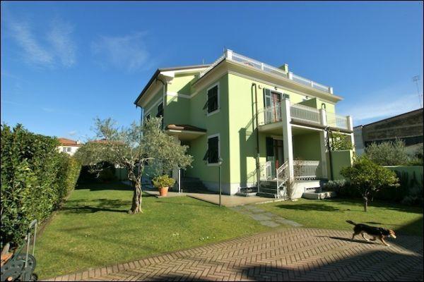 casa indipendente in vendita a Carrara in zona Marina di Carrara