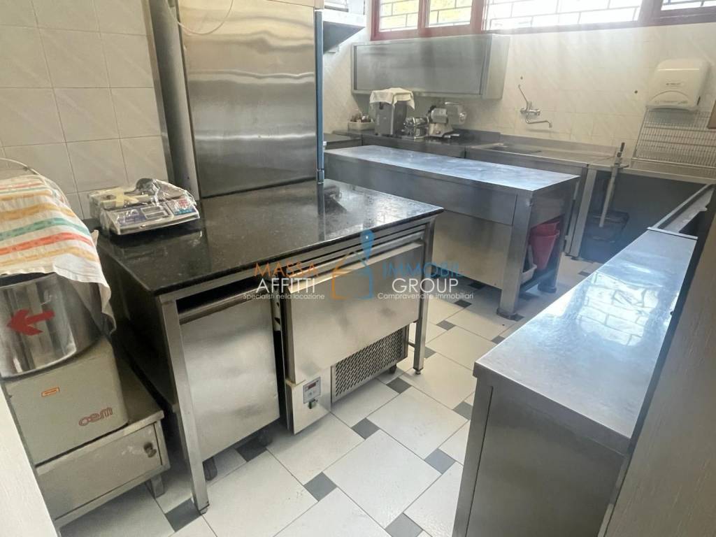negozio in vendita a Carrara