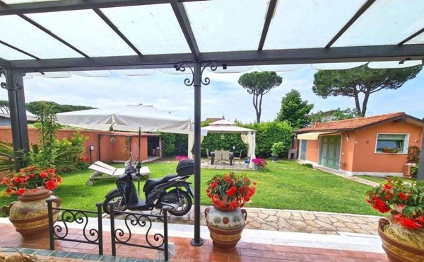 casa indipendente in vendita a Carrara in zona Marina di Carrara