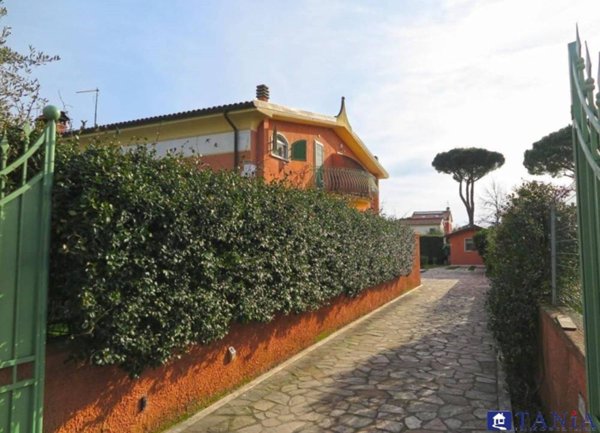 casa indipendente in vendita a Carrara in zona Marina di Carrara