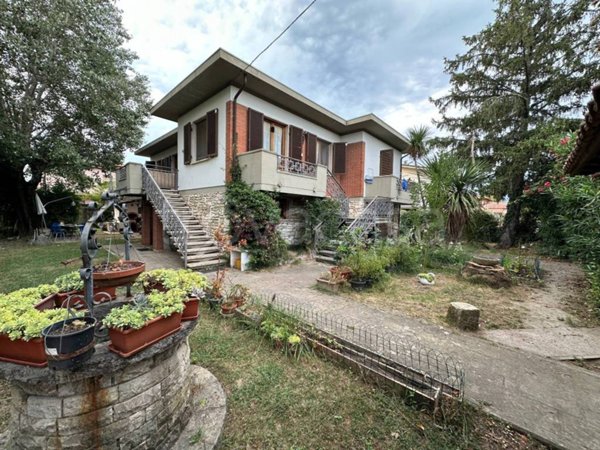 casa indipendente in vendita a Carrara in zona Avenza
