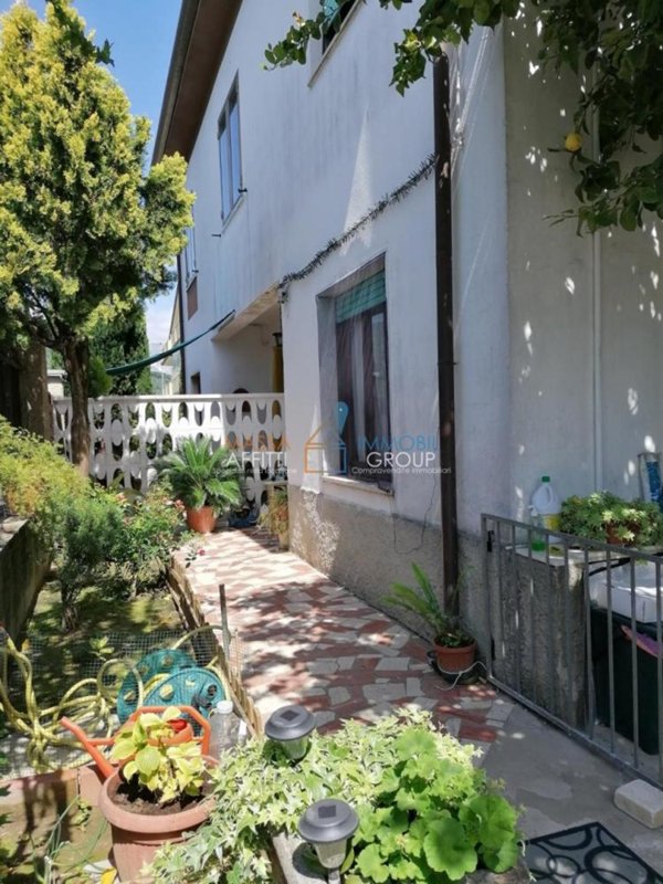 casa indipendente in vendita a Carrara in zona Avenza