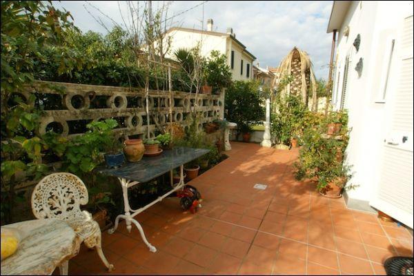 appartamento in vendita a Carrara in zona Marina di Carrara