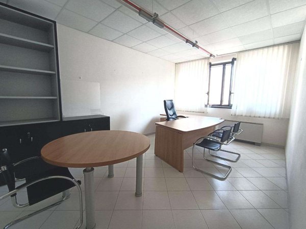 ufficio in vendita a Carrara in zona Avenza