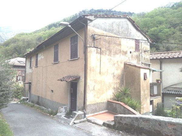 casa indipendente in vendita a Carrara in zona Centro Città