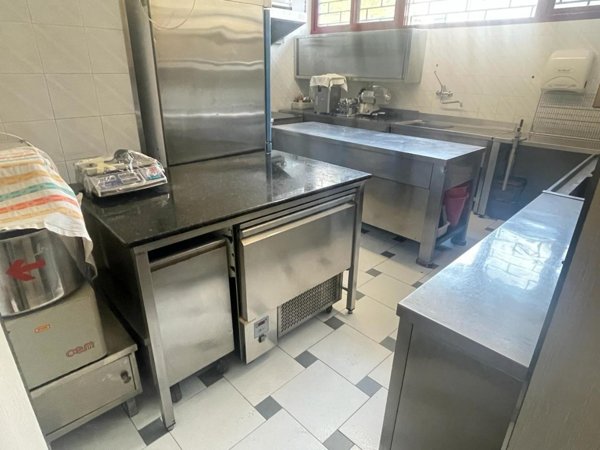 negozio in vendita a Carrara