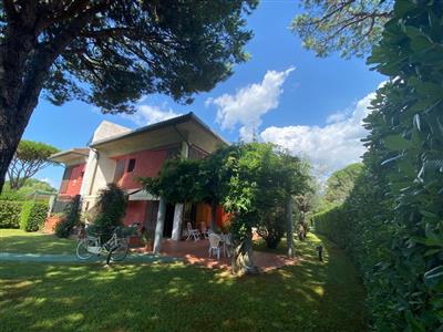 casa indipendente in vendita a Carrara
