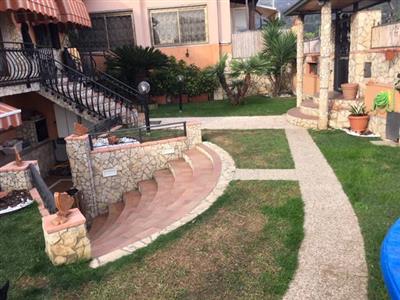 casa indipendente in vendita a Carrara