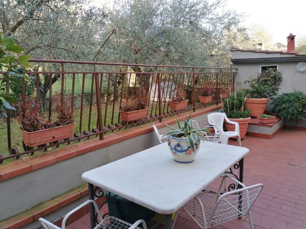 casa semindipendente in vendita a Carrara in zona Fossone