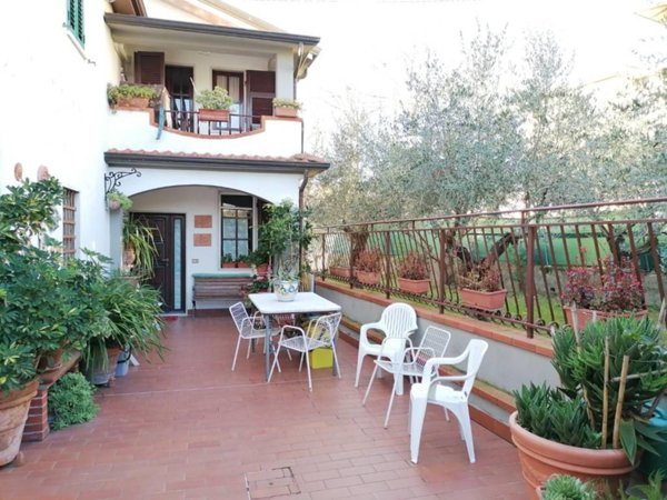 casa semindipendente in vendita a Carrara in zona Fossone