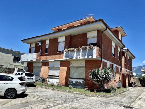appartamento in vendita a Carrara in zona Marina di Carrara