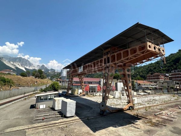 capannone in vendita a Carrara in zona Stabbio