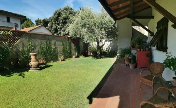 casa indipendente in vendita a Carrara in zona Marina di Carrara