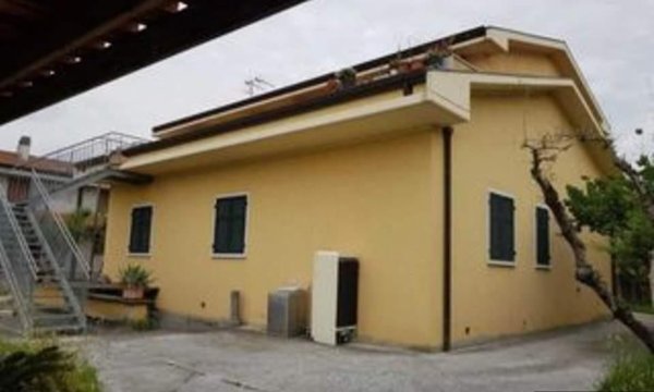 casa indipendente in vendita a Carrara in zona Avenza
