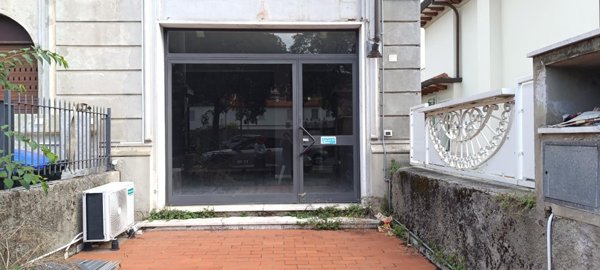 locale commerciale in vendita a Carrara in zona Fossola