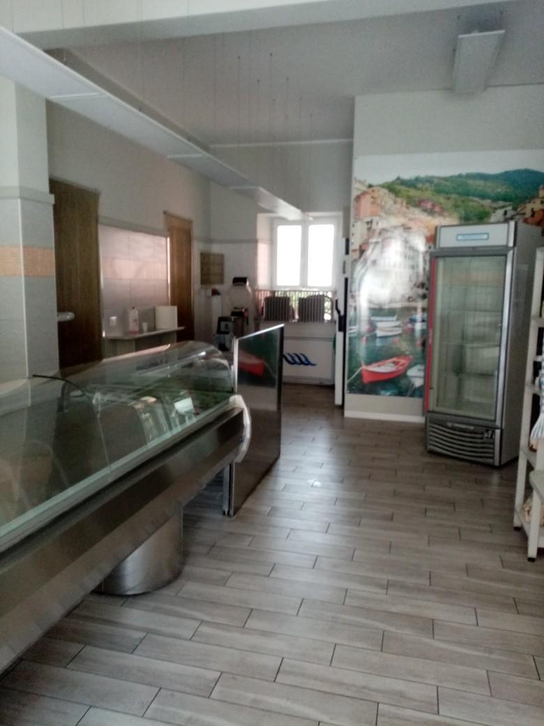 locale commerciale in vendita a Carrara