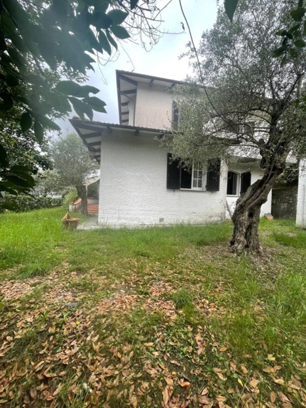 casa indipendente in vendita a Carrara in zona Monteverde