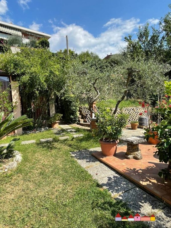 casa indipendente in vendita a Carrara