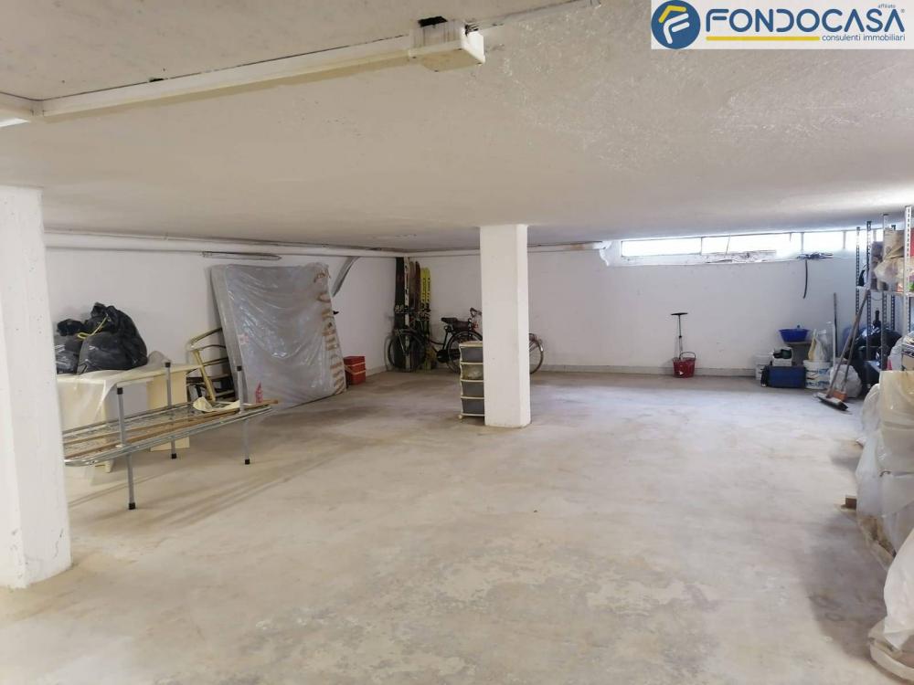 locale di sgombero in vendita a Carrara in zona Avenza