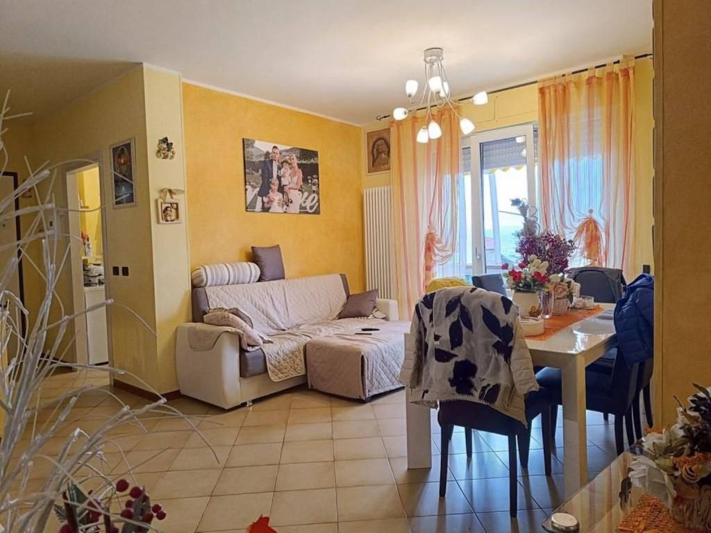 appartamento in vendita a Carrara in zona Bonascola