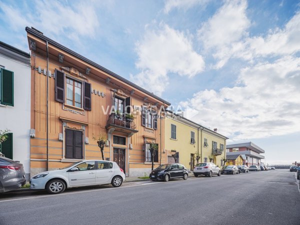 casa indipendente in vendita a Carrara in zona Marina di Carrara
