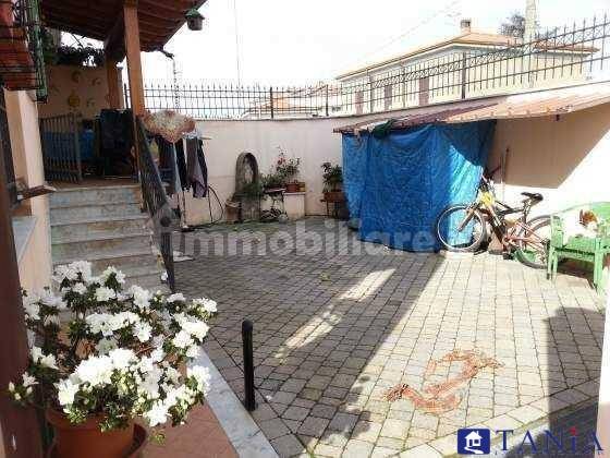 casa indipendente in vendita a Carrara in zona Avenza