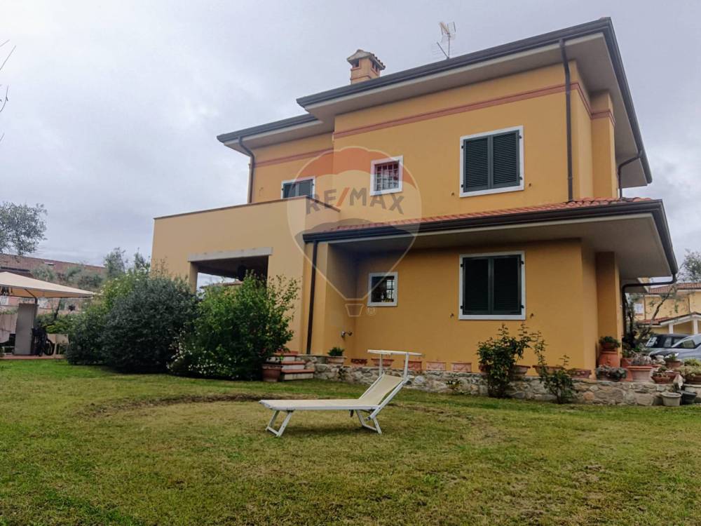 casa indipendente in vendita a Carrara in zona Fossone