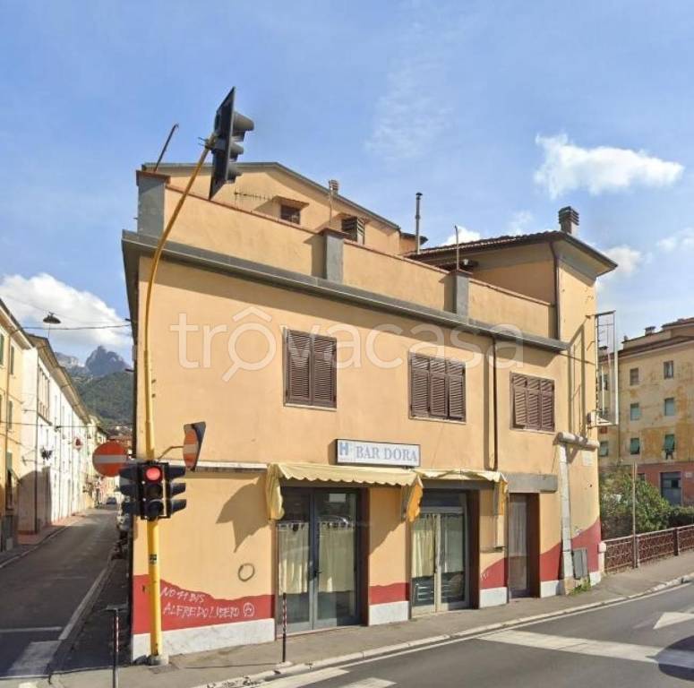 negozio in vendita a Carrara in zona Centro Città